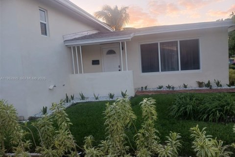 Villa ou maison à louer à Miami, Floride: 3 chambres, 181.44 m2 № 2024143 - photo 2