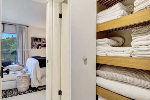 Condo in Pembroke Pines, Florida, 1 bedroom  № 1836761 - photo 23