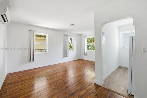 Villa ou maison à louer à Miami, Floride: 1 chambre, 50.35 m2 № 2240289 - photo 4
