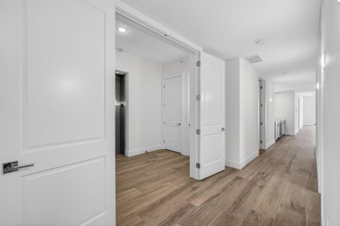 Condo in Palm Beach Shores, Florida, 2 bedrooms № 2088067 - photo 11