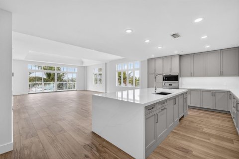 Condo in Palm Beach Shores, Florida, 2 bedrooms № 2088067 - photo 9