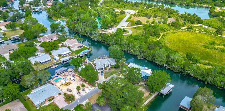 Casa en Crystal River, Florida 3 dormitorios, 170.75 m2 № 1673347