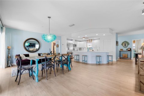 House in Seminole, Florida 4 bedrooms, 235.41 sq.m. № 1528250 - photo 9