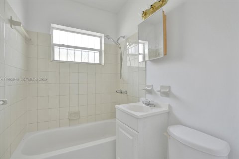 Propiedad comercial en venta en Hallandale Beach, Florida, 99.03 m2 № 2055231 - foto 6