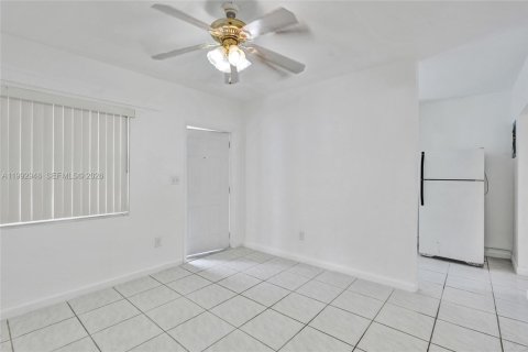 Propiedad comercial en venta en Hallandale Beach, Florida, 99.03 m2 № 2055231 - foto 9