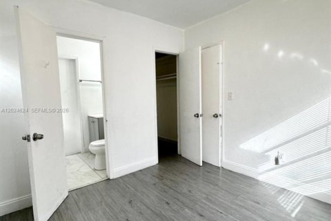 Commercial property in Miami, Florida № 2190461 - photo 17