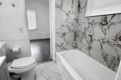 Commercial property in Miami, Florida № 2190461 - photo 15