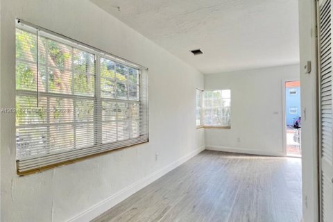 Commercial property in Miami, Florida № 2190461 - photo 12
