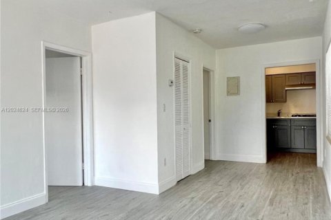 Commercial property in Miami, Florida № 2190461 - photo 13