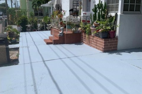 Commercial property in Miami, Florida № 2190461 - photo 11