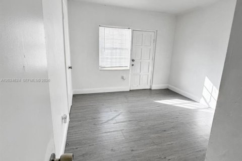 Commercial property in Miami, Florida № 2190461 - photo 18