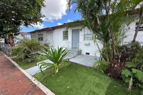 Commercial property in Miami, Florida № 2190461 - photo 2