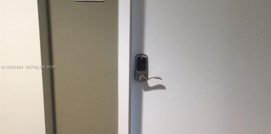 Condominio en Doral, Florida, 2 dormitorios  № 2010261