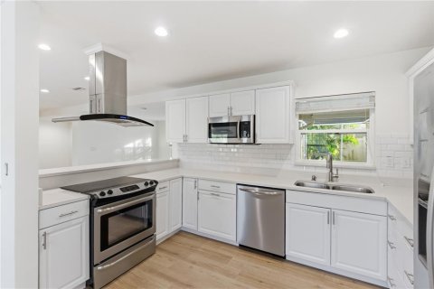 Villa ou maison à louer à Belleair, Floride: 3 chambres, 170.29 m2 № 2148864 - photo 5