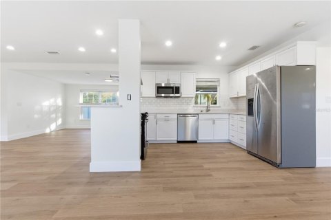Villa ou maison à louer à Belleair, Floride: 3 chambres, 170.29 m2 № 2148864 - photo 2