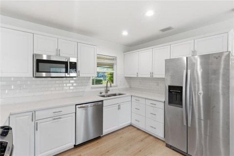 Villa ou maison à louer à Belleair, Floride: 3 chambres, 170.29 m2 № 2148864 - photo 6