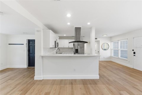 Villa ou maison à louer à Belleair, Floride: 3 chambres, 170.29 m2 № 2148864 - photo 8
