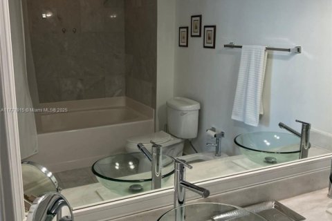 Condo in Miami, Florida, 2 bedrooms  № 1864292 - photo 25