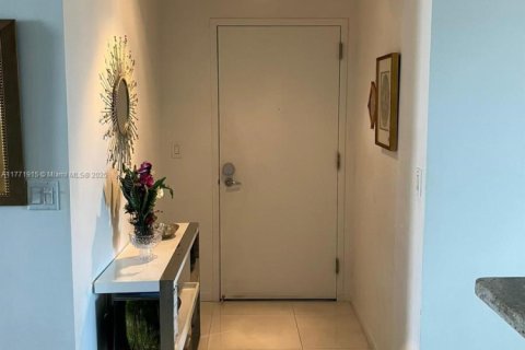 Condo in Miami, Florida, 2 bedrooms  № 1864292 - photo 2