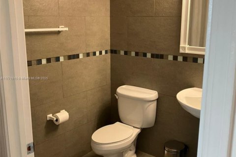 Condo in Miami, Florida, 2 bedrooms  № 1864292 - photo 23