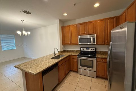 Condo in Pembroke Pines, Florida, 2 bedrooms  № 2049746 - photo 3