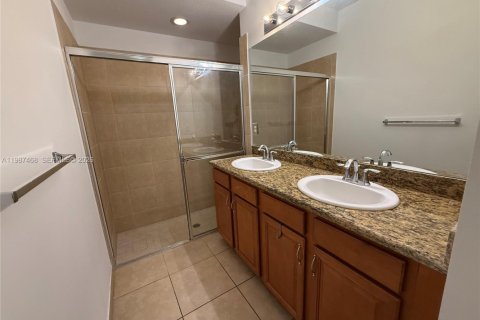 Condo in Pembroke Pines, Florida, 2 bedrooms  № 2049746 - photo 13