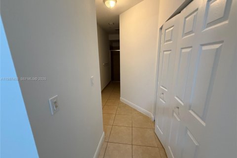 Condo in Pembroke Pines, Florida, 2 bedrooms  № 2049746 - photo 12