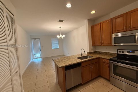Condo in Pembroke Pines, Florida, 2 bedrooms  № 2049746 - photo 5