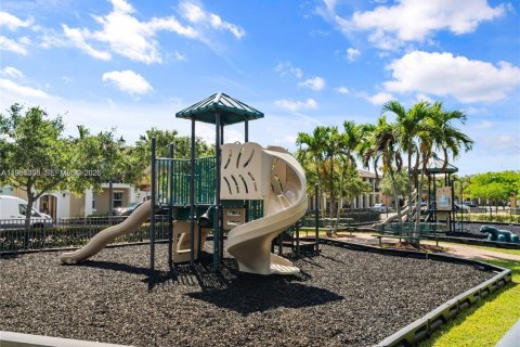 Condo in Pembroke Pines, Florida, 2 bedrooms  № 2049746 - photo 21