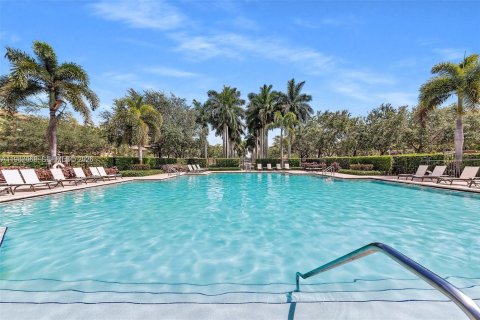 Condo in Pembroke Pines, Florida, 2 bedrooms  № 2049746 - photo 16