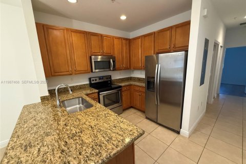 Condo in Pembroke Pines, Florida, 2 bedrooms  № 2049746 - photo 6