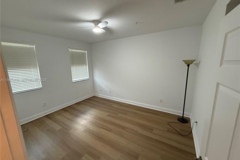 Condo in Pembroke Pines, Florida, 2 bedrooms  № 2049746 - photo 10