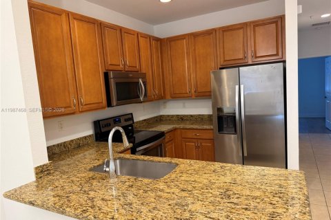 Condo in Pembroke Pines, Florida, 2 bedrooms  № 2049746 - photo 4