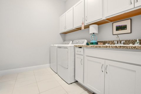 House in Westlake, Florida 3 bedrooms, 214.7 sq.m. № 2399949 - photo 19