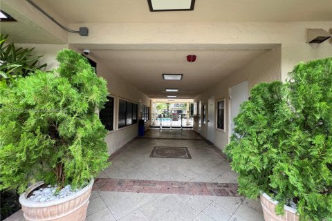 Condo in Miami, Florida, 1 bedroom № 1968491 - photo 2