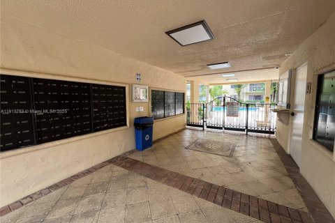 Condo in Miami, Florida, 1 bedroom № 1968491 - photo 3