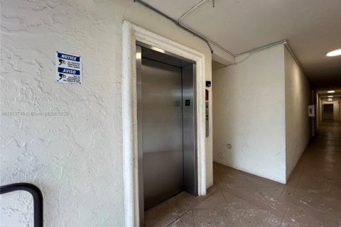 Condo in Miami, Florida, 1 bedroom № 1968491 - photo 13