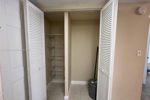 Condo in Miami, Florida, 1 bedroom № 1968491 - photo 26