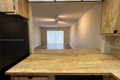 Condo in Miami, Florida, 1 bedroom № 1968491 - photo 27