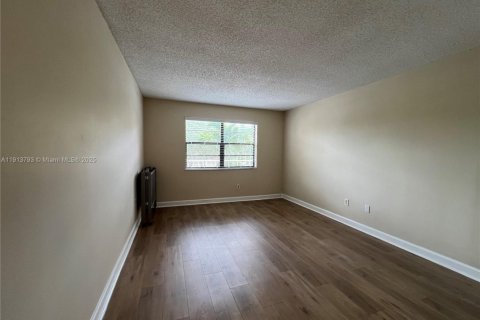 Condo in Miami, Florida, 1 bedroom № 1968491 - photo 18