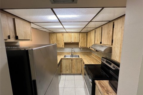 Condo in Miami, Florida, 1 bedroom № 1968491 - photo 25