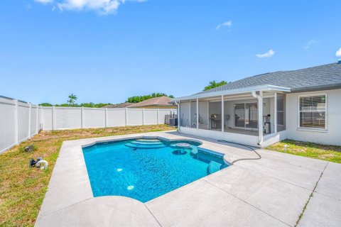 House in Palmetto, Florida 3 bedrooms, 124.77 sq.m. № 2208199 - photo 2