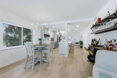 Condo in Venice, Florida, 2 bedrooms № 2229339 - photo 16
