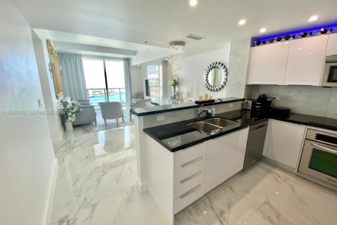 Снять в аренду кондоминиум в Майами, Флорида 2 спальни, 98.29м2, № 2045659 - фото 9