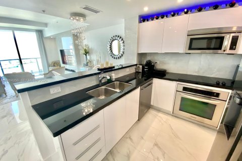 Снять в аренду кондоминиум в Майами, Флорида 2 спальни, 98.29м2, № 2045659 - фото 10