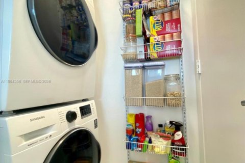 Снять в аренду кондоминиум в Майами, Флорида 2 спальни, 98.29м2, № 2045659 - фото 24