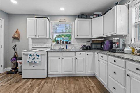 Commercial property in Saint Petersburg, Florida 3 bedrooms, 230.58 sq.m. № 1901877 - photo 5