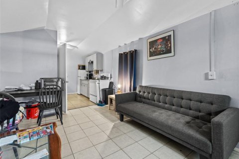 Commercial property in Saint Petersburg, Florida 3 bedrooms, 230.58 sq.m. № 1901877 - photo 9