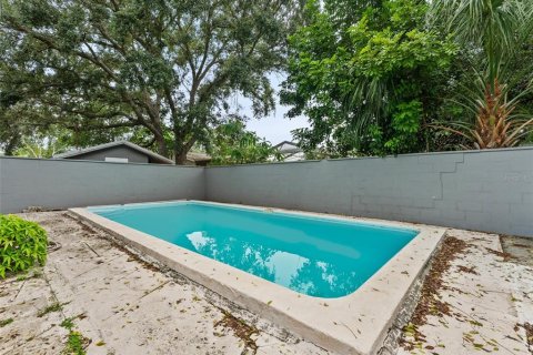 Commercial property in Saint Petersburg, Florida 3 bedrooms, 230.58 sq.m. № 1901877 - photo 10