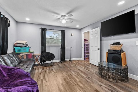 Commercial property in Saint Petersburg, Florida 3 bedrooms, 230.58 sq.m. № 1901877 - photo 3